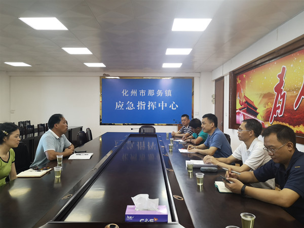 图一：与当地镇政府负责人沟通精准扶贫工作。.jpg
